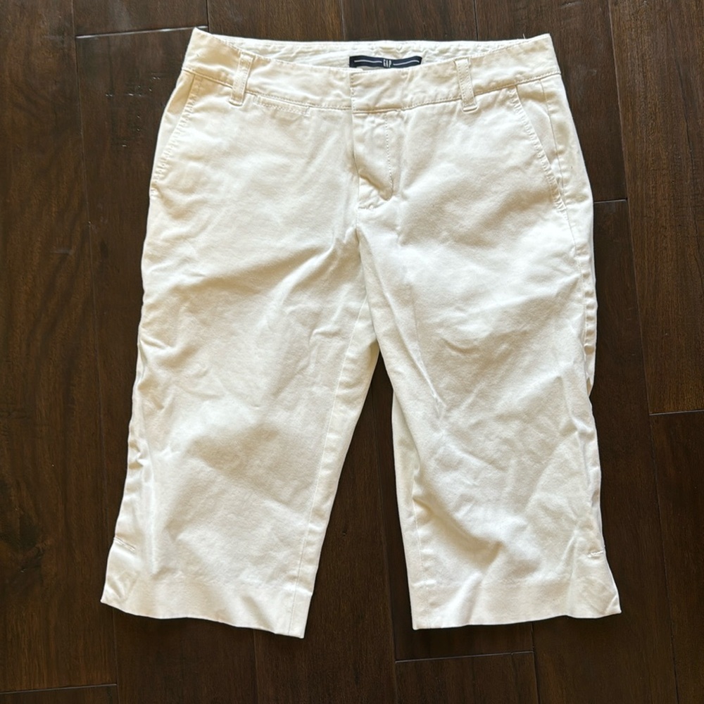 White Gap Knee Length Shorts Size 1